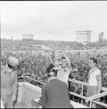 Swiss cup 1957/58, cup final: Young Boys - Grasshopper-Club Zurich. Geni Meier with the cup