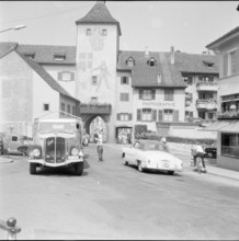 Road traffic in front of the Liestal Torli, town gate, 1959