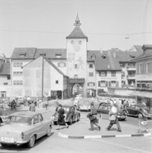 Road traffic in front of the Liestal Torli, town gate, 1959
