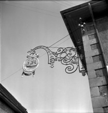 St-Saphorin-Lavaux, wrought-iron sign of the Auberge de l'Onde, 1949