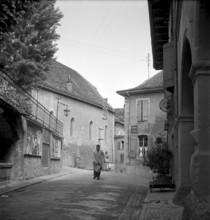 Man cleaning a street in St-Saphorin-Lavaux 1949