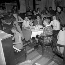 Kibitze"" girl's club, Zurich 1953