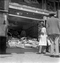 Grocery shop at the Bahnhofstrasse in Zurich, 1947