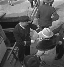 Travellers boarding a ship, Weggis 1940