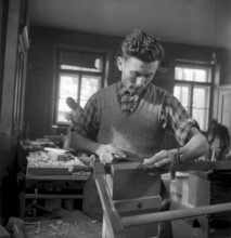 Self-help course by the Swiss Heimatwerk in Mustair 1949