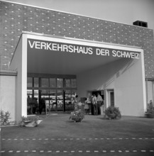 Visitors flocking to the entrance, Opening of the Lucerne Traffic Museum 1959