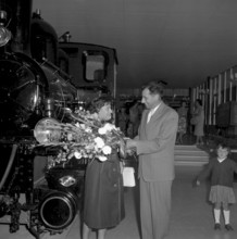 Lucerne Traffic Museum director welcomes the 250000th visitor, 1960