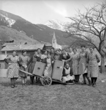 course participantss with travel kitchen of travel course in housekeeping in Wallis, 1944