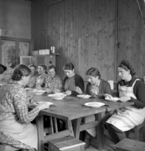 Eating at travel course in housekeeping in Wallis, 1944
