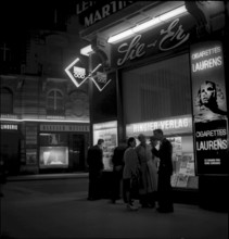 People standing in front of the Ringier publishing house, Zurich 1942