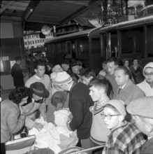 Distribution of clothes after burning down of the Grand hotel Rigi Kaltbad, 1961