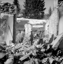 Grand hotel Rigi Kaltbad burned down, search for missing persons 1961