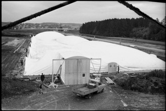 Construction of a air-inflated structure, airhouse in Dietlikon 1972