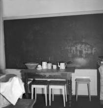 Housing shortage, temporary flat for a homeless family in a school building, Solothurn 1942