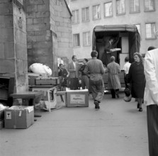 Unsuccessful flat hunting: man deposing his belongingss in central Zurich 1959