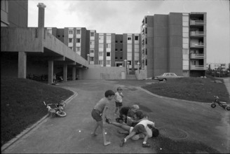 Children playing in the new housing estate Salzweg in Zurich Altestetten 1969