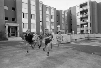 Children playing in the new housing estate Salzweg in Zurich Altestetten 1969