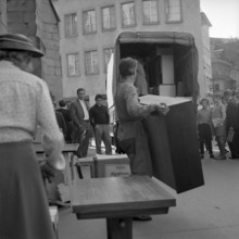 Unsuccessful flat hunting: man deposing his belongingss in central Zurich 1959