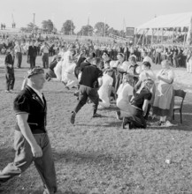 Swiss federal wrestling festival Freiburg 1958: wrestlers receiving the laurel wreaths