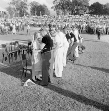 Swiss federal wrestling festival Freiburg 1958: wrestlers receiving the laurel wreaths
