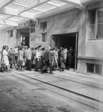 Guided tour in the Migros warehouse 1942, probably in Zurich