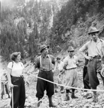 Mountaineering school Rosenlaui 1945: how to rope up for a glacier tour