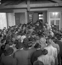 Homicide case Haberthur 1949: people waiting on rendition of judgement