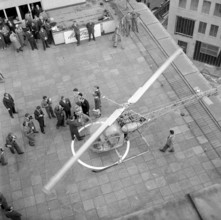 Miss Mac Factor visiting Zurich, helicopter landing on the Jelmoli roof terrace 1957