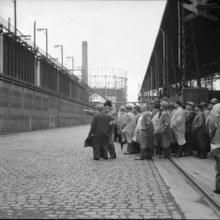Journalists during tour of Schlieren gasworks 1957