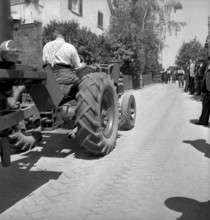 Tractor with wood gasifier at course for tractors, Winterthur 1941