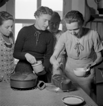 Baking cakes at women's school 'Heim' in Neukirch an der Thur, 1940