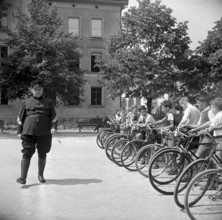 School for traffic, 1940: inspection of the bicycle by the policeman