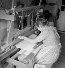 Womat at the loom at school for farmers, Uttewil 1943