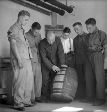 Production of an oak barrel at technical college for fruit utilization, 1942