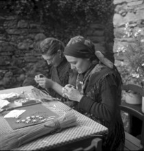 Women braiding straw, badge production in the Onsernone valley 1940