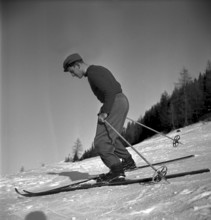 Ski instructor shows proper way to ski, stem turn, Davos 1940