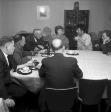 Cabaret 'En Guete metenand' discussing, Zurich 1959