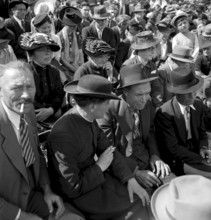 Performance ""La separation des races"", spectators, Sierre ca. 1941