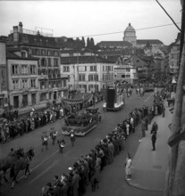Theater day Zurich 1938: parade floats