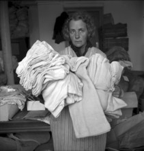 Winterhilfe, stocked linen goods 1945