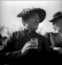 Performance ""La separation des races"", spectator, Sierre ca. 1941