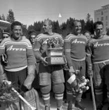 NLA 1956/57: EHC Arosa, Swiss Champion 1957, Trepp with trophy