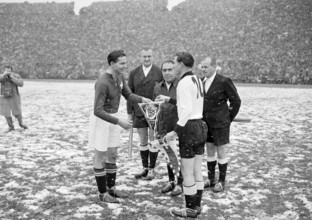 International match Germany - Switzerland, Augsburg, 1952: The two captains exchanging flags