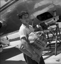 Stopover of a TWA Starliner in Geneva, baggage loading 1946