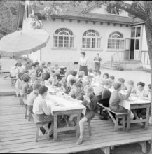 Outdoor school, Zurich 1958, children eating