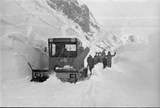 Snow removal on Gotthardpass, April 1972