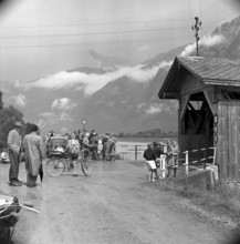 Pontoon accident on the Rhine, 1956: Divers are searching for the missing men
