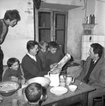 Family reading the newspaper, Balsthal 1962