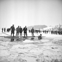 Truck accident 1963: Truck falls into the frozen lake of Hallwil, diver