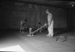 Waro Shopping Center, sanding the concrete floor, Volketswil 1971